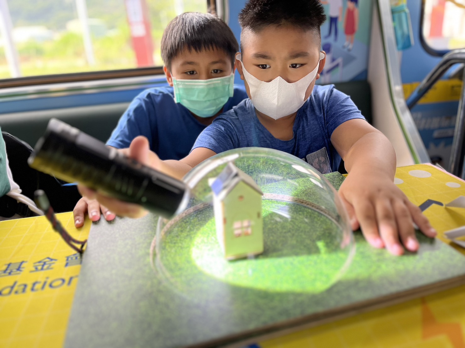 多多28平台參與基礎科學主題車廂，以STEAM教學精神，設計「逐日科學家」、「太陽能工程師」以及「淨零建築師」三大能源科普課程和實驗